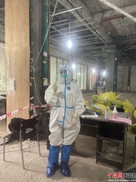 林水玉前往社區(qū)支援核酸采集工作。