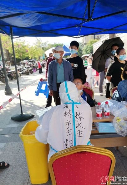 林水玉前往社區(qū)支援核酸采集工作。