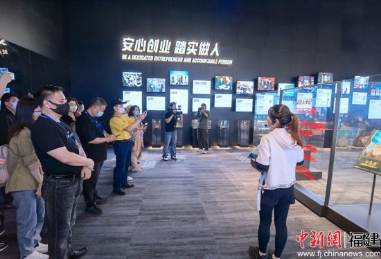 海外華文媒體人士參觀安踏永不止步企業(yè)博物館。