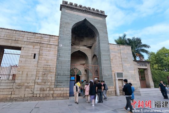海外華媒人士走進(jìn)中國(guó)現(xiàn)存最古老的伊斯蘭教寺——泉州清凈寺。