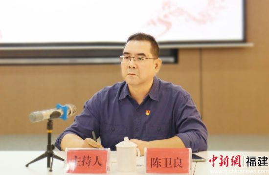 寧德市僑聯(lián)主席陳衛(wèi)良主持座談會。吳允杰 攝
