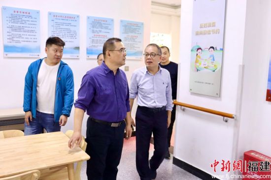 參觀華僑新村社區(qū)互助孝老食堂。吳允杰 攝