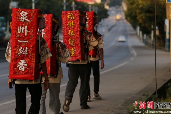 泉臺(tái)青年接力背著媽祖神像徒步。