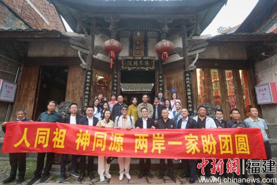  臺(tái)商、臺(tái)胞代表們一行在福鼎點(diǎn)頭媽祖天后宮前合影留念。鄭穎姍 攝