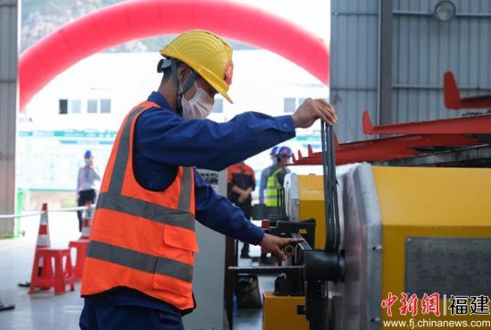 　　圖為個人梁片鋼筋骨架及鋼筋鐓粗接頭制作現(xiàn)場。楊銘 攝