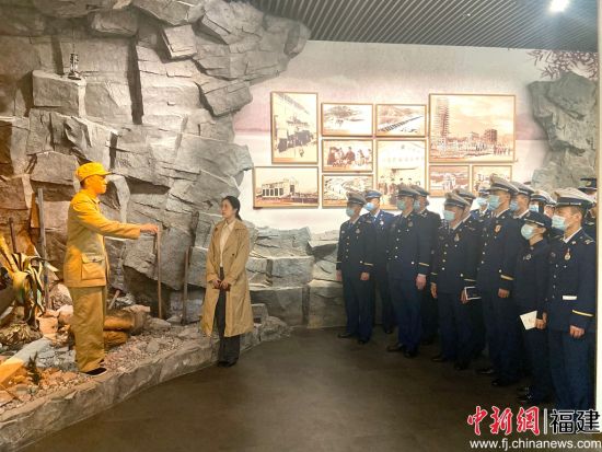  “大美福建展畫卷 共產(chǎn)黨員話新篇"沉浸式互動觀展活動現(xiàn)場。任杰 攝