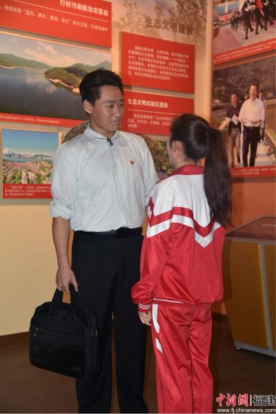  沉浸式互動觀展活動再現(xiàn)廖俊波與女兒“時空對話”場景。丁叮盯 攝