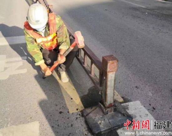  工作人員對(duì)市政設(shè)施進(jìn)行巡查養(yǎng)護(hù)和“即損即補(bǔ)”。