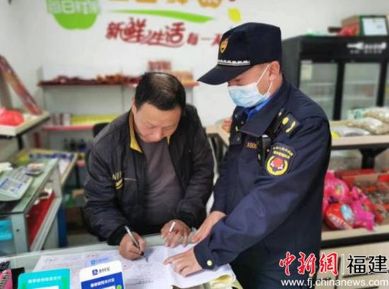 柘榮縣城市管理局工作人員入戶(hù)宣傳。