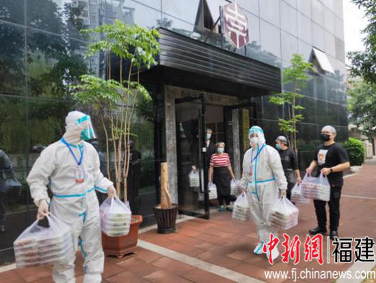 陳崇業(yè)工作室為福州市晉安區(qū)岳峰鎮(zhèn)保供餐食，陳崇業(yè)工作室供圖