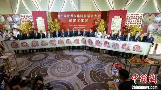 10米剪紙長卷《萬福來朝》?！≈鬓k方供圖