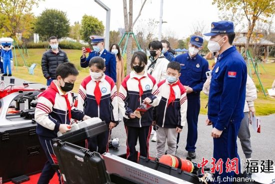 圖為小朋友們正身臨其境參與場景互動。福建省應(yīng)急管理廳供圖
