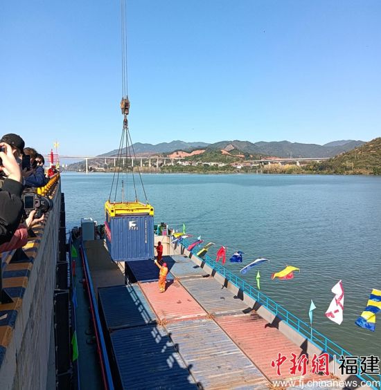 　　閩江干流復(fù)航暨南平港開港活動現(xiàn)場。 林敏攝