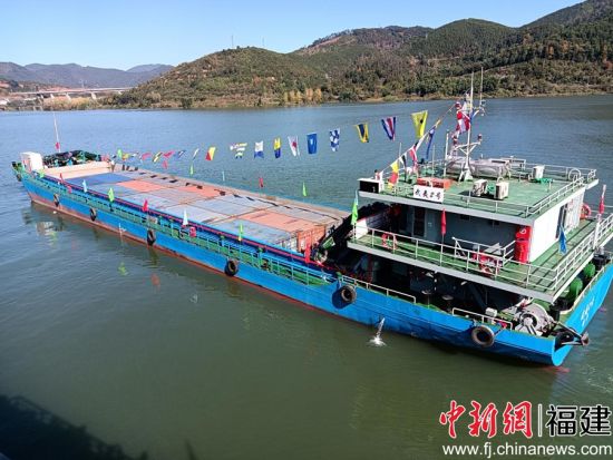 　　“武夷2號”鳴笛離港。林敏 攝