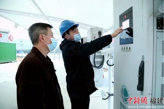  電動(dòng)汽車(chē)充電站順利完成驗(yàn)收及接網(wǎng)調(diào)試。