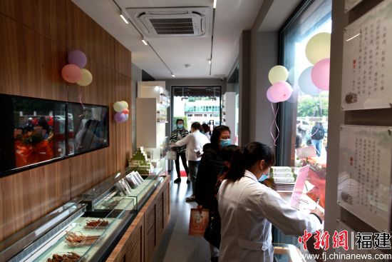 圖為經(jīng)典名方館吸引了許多市民前來(lái)咨詢。陳敏真 攝