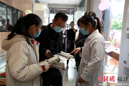 圖為市民向工作人員詢問(wèn)名方功效。陳敏真 攝