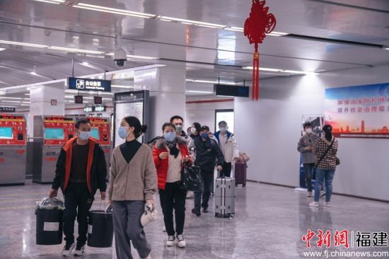 　　春運第一天的福州地鐵。李南軒 攝