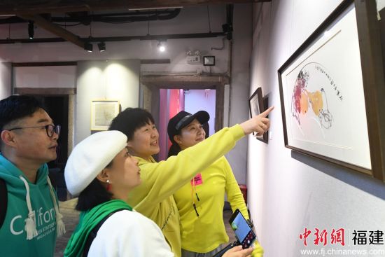 “花鳥報(bào)春—福建省花鳥畫扇面作品邀請(qǐng)展”吸引觀眾觀看。記者 劉可耕 攝