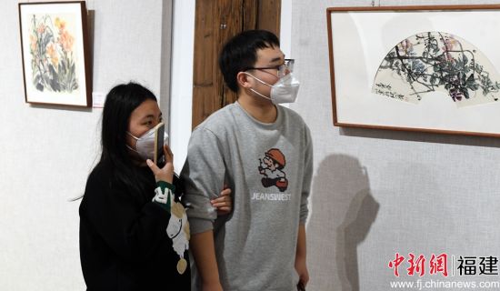 觀眾觀看展覽。記者 劉可耕 攝
