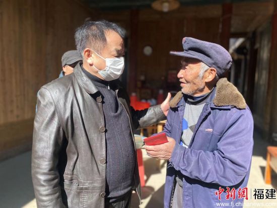寧德市慈善總會常務(wù)副會長、秘書長江葉才（左一）慰問蕉城區(qū)困難群眾。