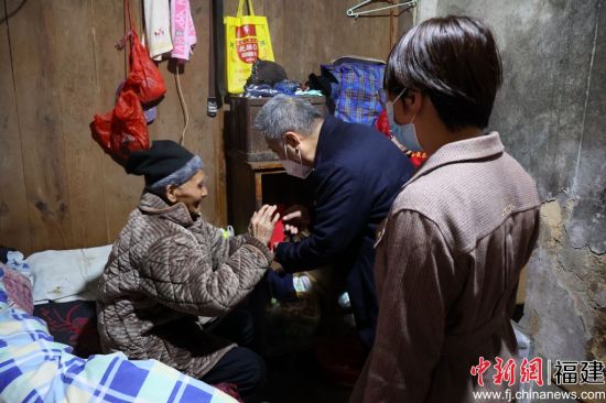  寧德市慈善總會副會長凌慶賢（中）慰問屏南縣困難群眾。