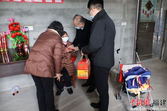  寧德市慈善總會會長林鴻（右二）慰問周寧縣困難群眾。