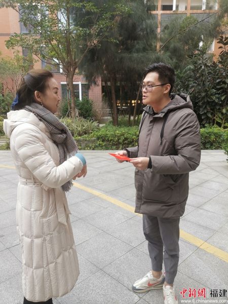 圖為：曾海方慰問(wèn)臺(tái)胞臺(tái)商。