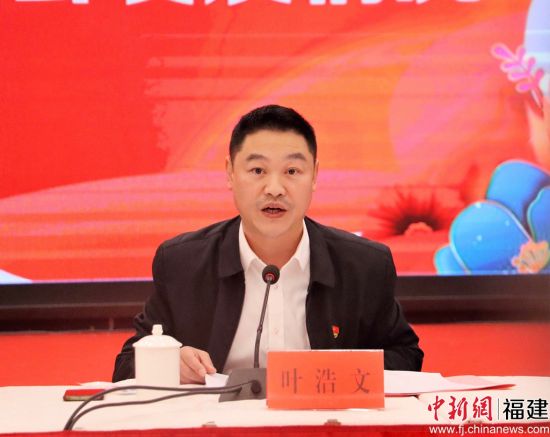  蕉城區(qū)委副書記葉浩文通報(bào)2022年蕉城區(qū)經(jīng)濟(jì)社會發(fā)展情況。林榕生 攝