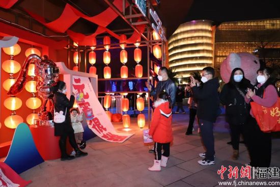 市民拍照打卡。