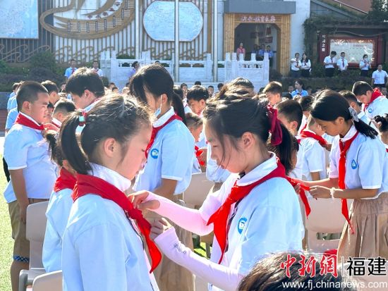 為新隊員佩戴紅領巾。吳允杰 攝