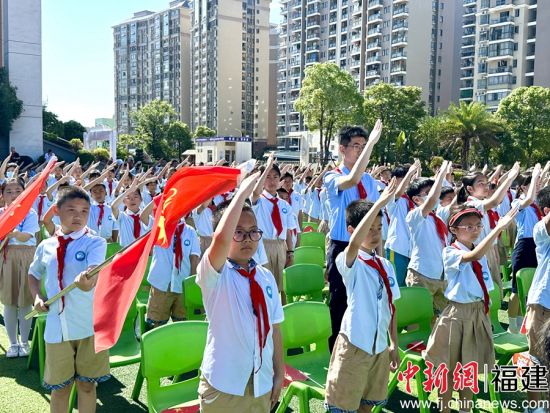 少先隊員們敬禮。吳允杰 攝