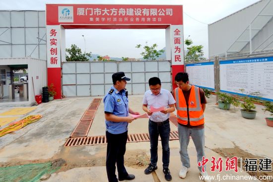  圖為廈門市集美區(qū)城市管理局工作人員走進(jìn)工地進(jìn)行文明施工宣傳，嚴(yán)控施工噪音。