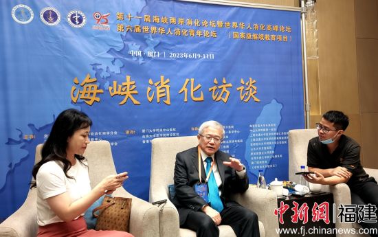  臺(tái)灣消化系內(nèi)視鏡醫(yī)學(xué)會(huì)理事長(zhǎng)邱正堂教授接受媒體采訪。楊伏山 攝