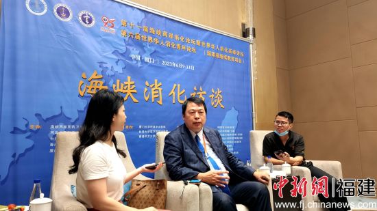 高雄醫(yī)學(xué)大學(xué)副校長(zhǎng)吳登強(qiáng)教授接受媒體采訪。楊伏山 攝