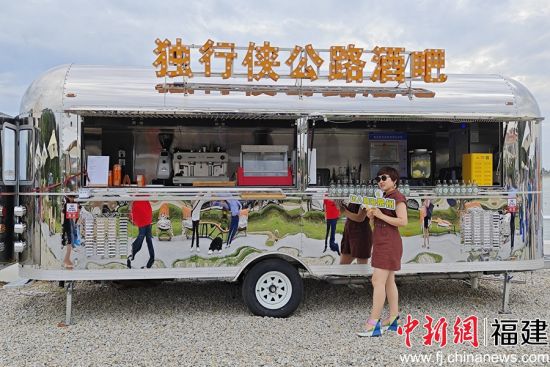 浮山村的公路酒吧吸引了不少網(wǎng)絡(luò)達(dá)人打卡。吳冠標(biāo) 攝