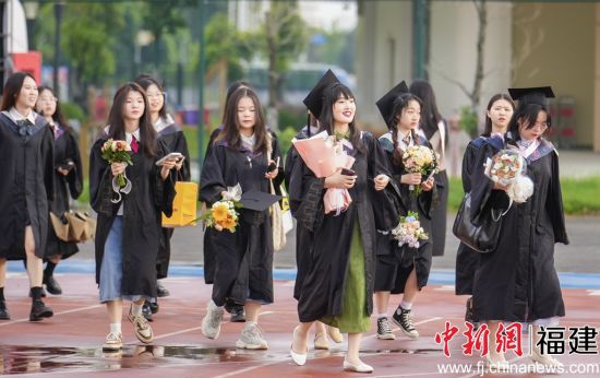 圖為畢業(yè)生合影留念。高雅攝