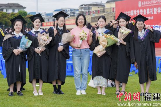 圖為畢業(yè)生合影留念。高雅攝