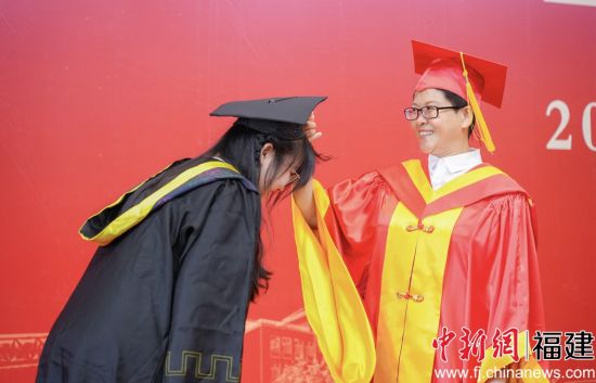 圖為楊林香院長為畢業(yè)生撥穗。黃劍琳攝