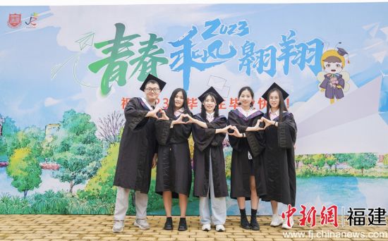 圖為畢業(yè)生合影留念。高雅攝