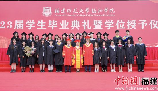 圖為畢業(yè)生合影留念。高雅攝