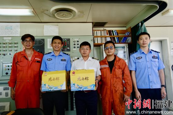  6月20日，平潭邊檢站移民管理警察登上臺北快輪為臺灣船員送粽子。李宗藝 攝