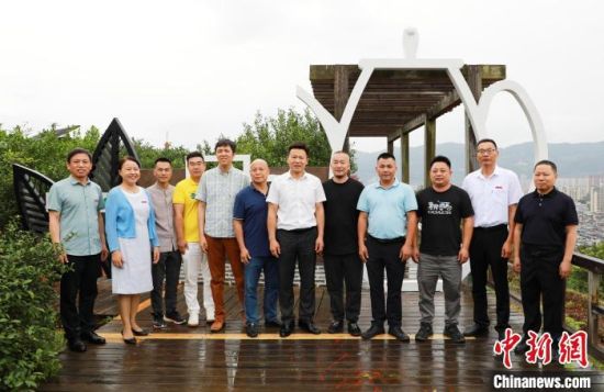 夢頂張?zhí)旄２枞~品種科技園“茶緣門”碑志揭牌?！幍侣殬I(yè)技術(shù)學院 供圖