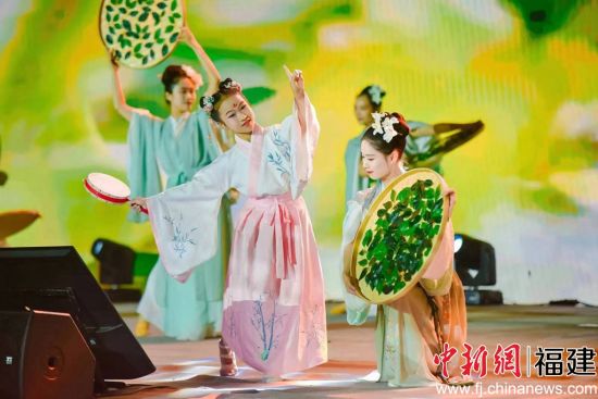 文藝節(jié)目表演。