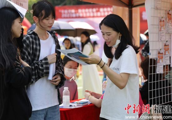  圖為在高校畢業(yè)生專場招聘會上，福州外語外貿(mào)學(xué)院的學(xué)子受到用人單位青睞。