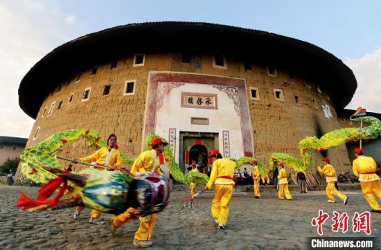 土樓人家歡慶福建土樓列入《世界遺產(chǎn)名錄》?！?溫學(xué)元 攝