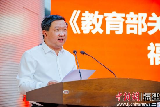 常斌宣讀了《教育部關(guān)于同意福建工程學(xué)院更名為福建理工大學(xué)的函》。李南軒 攝