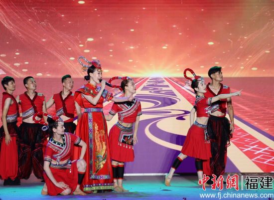 　　畬族舞蹈《鳳冠銀光》。林榕生 攝