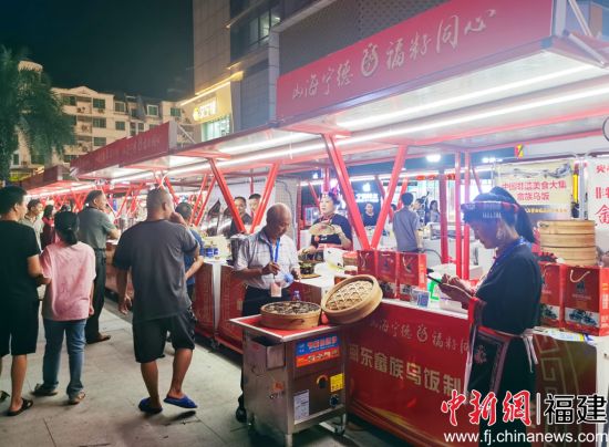 　　閩東少數(shù)民族非遺展品、文創(chuàng)產(chǎn)品、農(nóng)副產(chǎn)品展銷現(xiàn)場。林榕生 攝