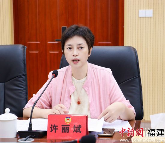　　寧德市政協(xié)常委、市政協(xié)港澳臺僑和外事委員會主任許麗斌發(fā)言。 林榕生 攝